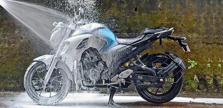 Rửa xe máy trước khi sơn phủ bóng Ceramic